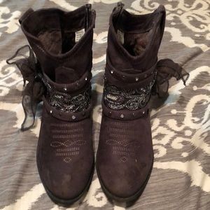 Ladies Dark Gray cowgirl ankle boot.